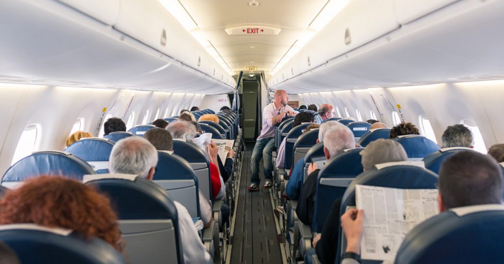 Sigue leyendo Un couple gay obligé de descendre d&rsquo;un avion pour céder sa place à un couple hétero