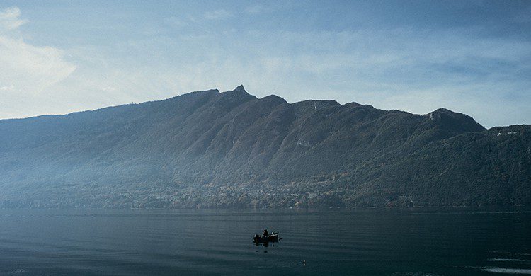 Le lac d'Annecy avec de la brume au-dessus de l'eau