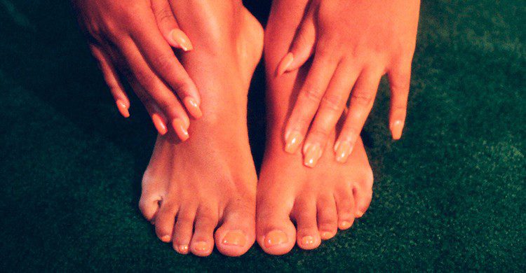 Pieds parfaitement pédicurés et mains manucurées