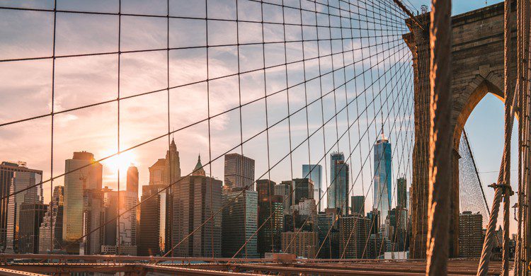 Coucher de soleil sur Manhattan vu du pied de Brooklyn Bridge