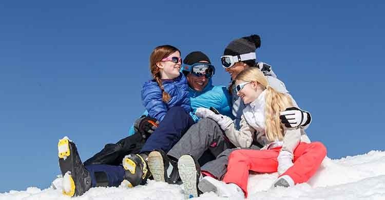 Groupe de jeune souriant sur la neige d'Avoriaz