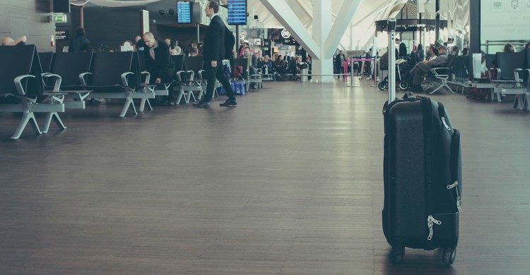 valise à roulettes dans le hall d'un aéroport