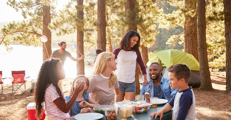 Camper en famille ou entre amis (Istock)