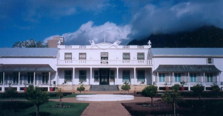 Votre hôtel ne sera peut-être pas digne de l’immeuble De Tuynhuis, mais vous trouverez des formules clé en main uniques Photo par Georgio, CC 1.0