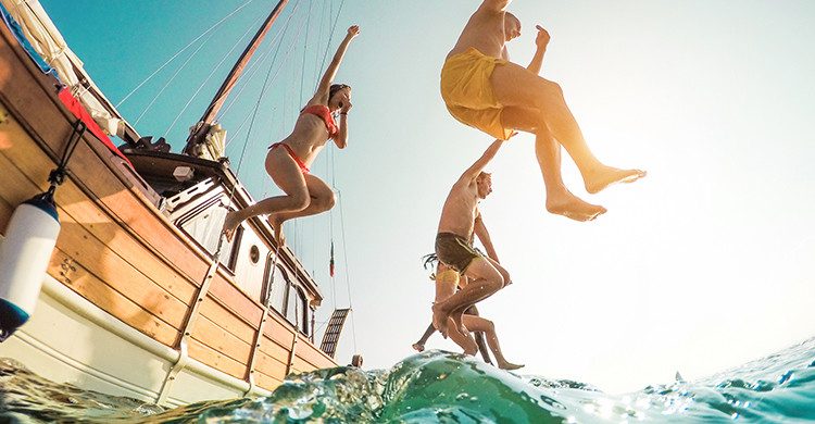 Amis profitant des vacances en voilier (Istock)