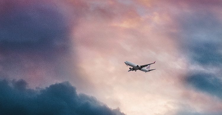 Un avion dans le ciel