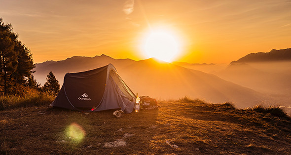 Lever de soleil en montagne avec une tente - Unsplash